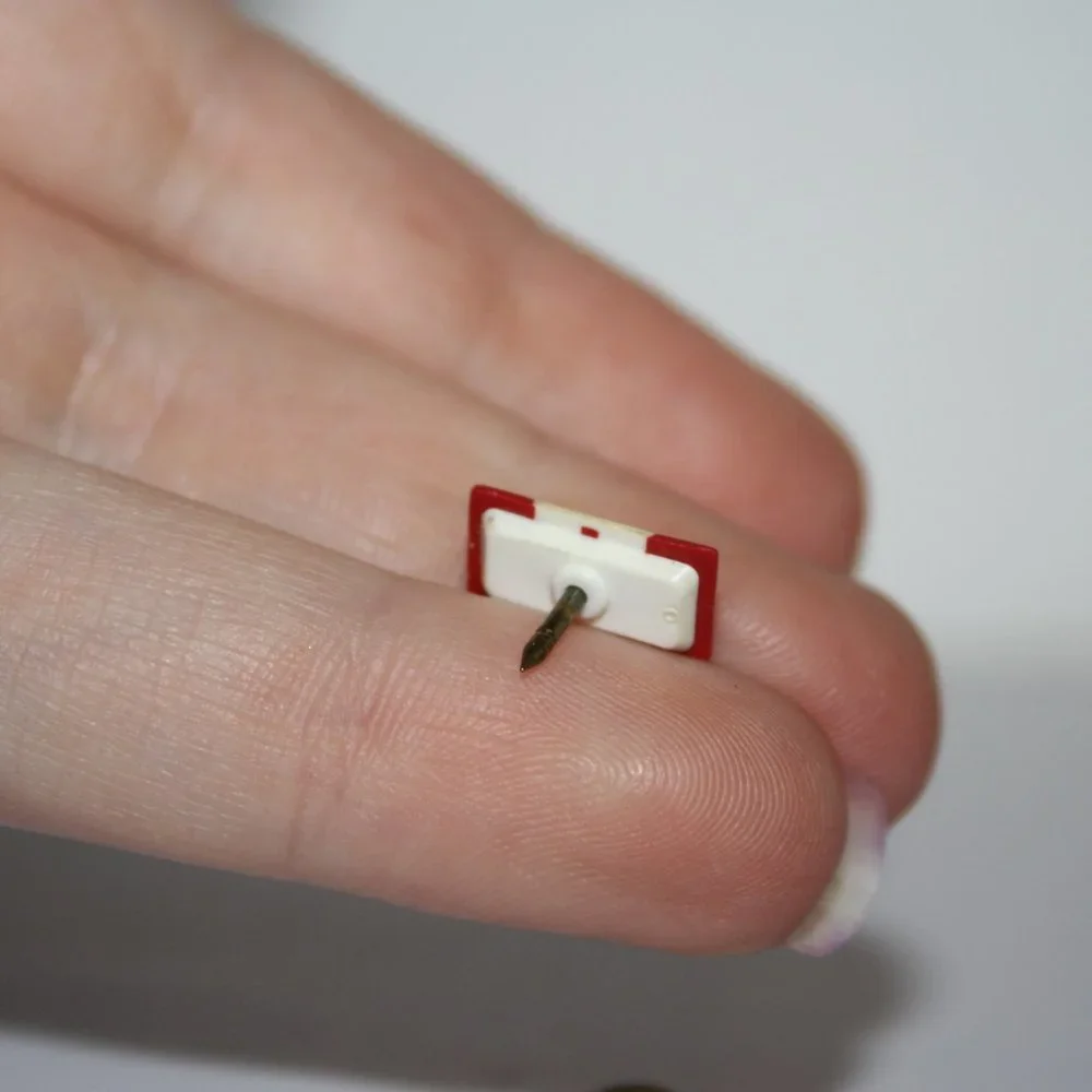 🍁 Vintage Canadian Flag Lapel Pin · 0.5
